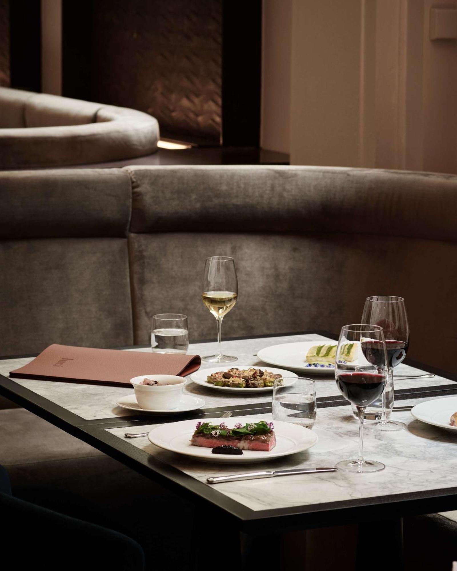 Hilton Melbourne Little Queen Street Zewnętrze zdjęcie Restaurant AOC